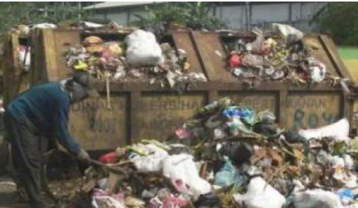 Gambar 4.2. Lokasi TPS yang dekat pemukiman warga sebelum dibuang  ke TPA sampah menumpuk pada hari selasa