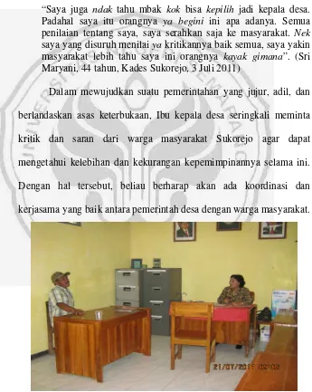 Gambar 3. Kepala Desa Sukorejo ketika sedang melayani warga Sumber: Dokumentasi Pribadi (Win Utami, 2011) 