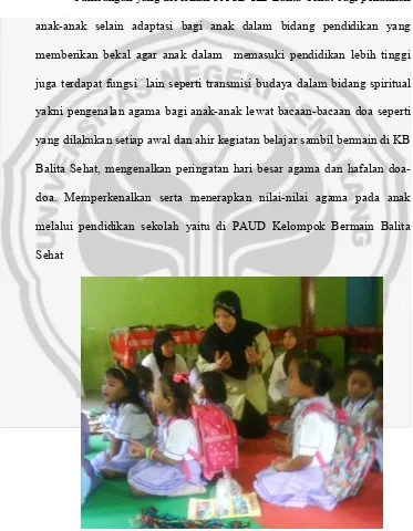 Gambar 3. Anak belajar doa di akhir pertemuan Sumber: Dokumen Ria Rosawati, Senin 21 Maret 2011 