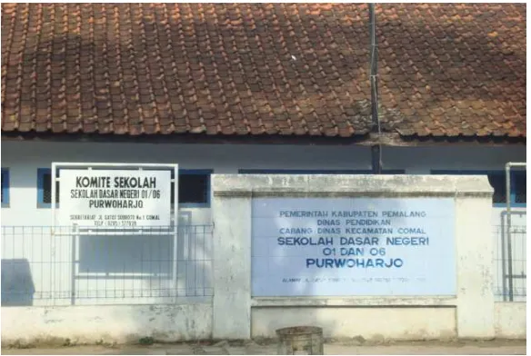 Gambar 4.1. Papan nama SDN I (Induk) Purwoharjo Kecamatan Comal-Pemalang. (Dokumen Sekolah, Widi Atmoko Maret 2010)
