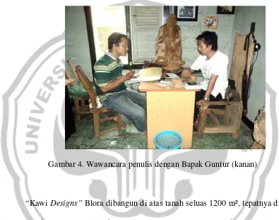 Gambar 4. Wawancara penulis dengan Bapak Guntur (kanan) 