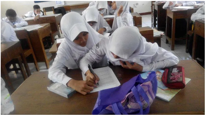Gambar 1 Pembelajaran Bahasa Indonesia Kelas IX B KD 3.2. Siswa terlebih dahulu belajar mengurutkan daftar nama dan kata secara alfabetis