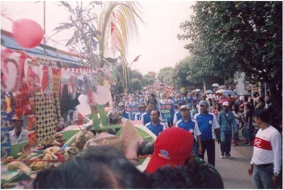 Gambar 3 : Pawai Larung Sesaji” sesaji di arak keliling Sugih Waras ” (Sumber : Dokumen pribadi 2005)