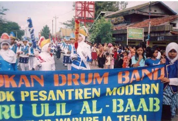Gambar 4 : Pawai sesaji” Drum band pondok pesantren modern Ulil Al-Baab” (Sumber : Dokumen pribadi 2005)