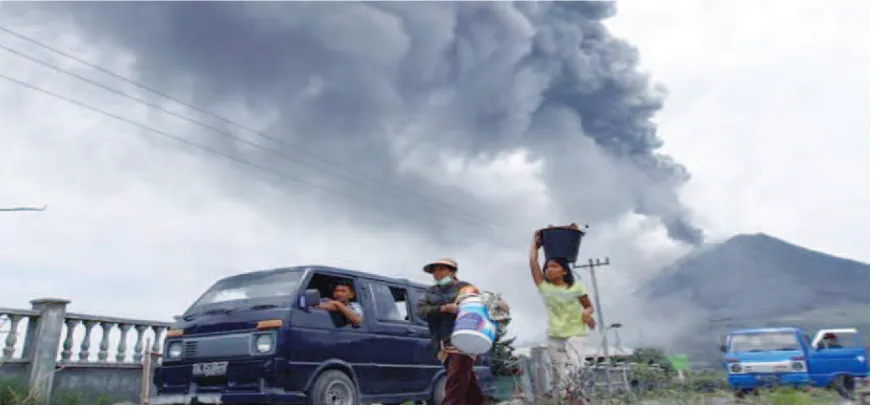 Gambar 4.1 Warga   meninggalkan   rumahnya   saat  Gunung   Sinabung  kembali   meletus