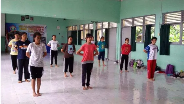 Gambar 2. Suasana latihan di Aula SMAN 4 Yogyakarta (Foto: Jatu, 2015) 