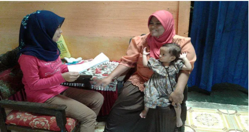Gambar 5.3 : Saat melakukan wawancara dengan menggunakan kuesioner terhadap orang tua anak balita di Desa Padang Bulan Kecamatan Kotanopan