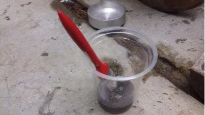 Gambar 4.17 Resin dan kuas 