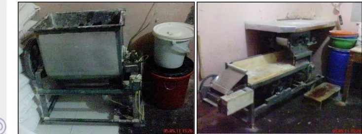 Gambar 5. Mesin Adonan (kiri) dan mesin press adonan (kanan) 