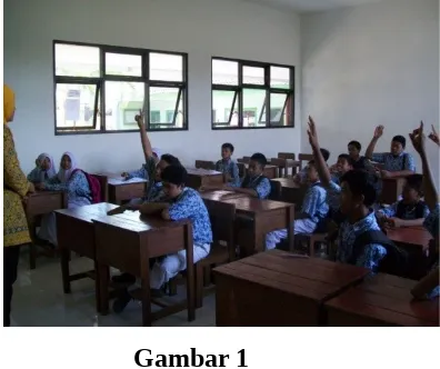 Gambar 3Gambar 1Siswa SMP Al Inayah menjawab soal