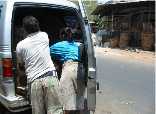Gambar proses pengangkutan kelapa dari stan kelapa ke Mobil pelanggan 
