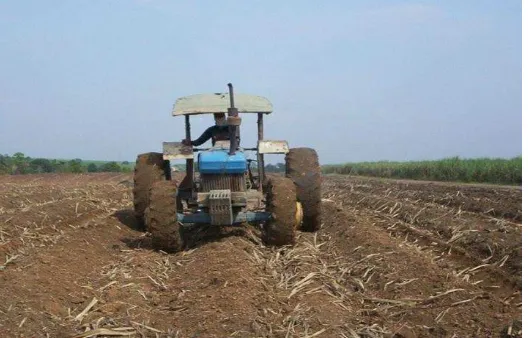 Gambar 11. Pemadatan  tanah dengan ban traktor 