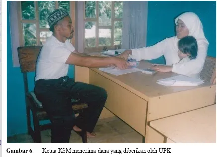 Gambar 6. Ketua KSM menerima dana yang diberikan oleh UPK 