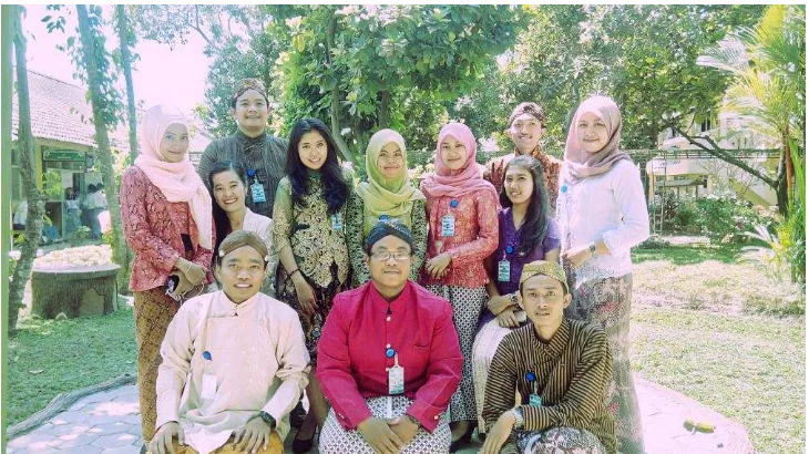 Gambar 8. Pemakaian baju adat Jawa pada tanggal 20 Agustus 2015. 
