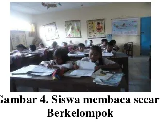 Gambar 4. Siswa membaca secara  