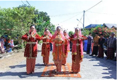 Gambar 2 . Tari Sekapur Sirih saat acara dalam upacara adat perkawinan (Dok.Losa, februari 2015)