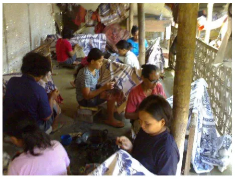 Gambar 1. Para pengrajin batik di Desa Jarum Kecamatan Bayat Kabupaten Klaten, yang sebagian besar adalah kaum perempuan, sedang membatik dengan teknik colet