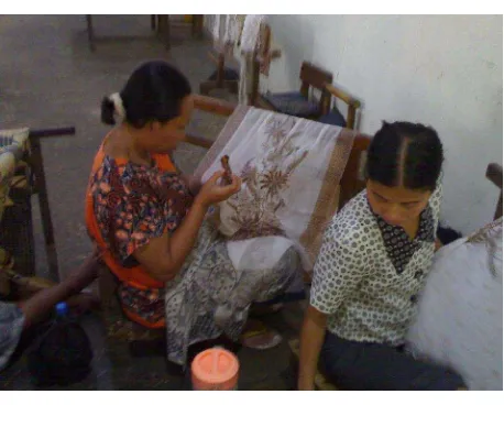 Gambar 3. Para pengrajin batik tulis di banyak sentra industri batik tradisi di wilayah Surakarta dan sekitarnya sebagian besar merupakan generasi tua yang perlu diregenerasi demi keberlangsungan eksistensi batik sebagai karya seni adiluhung