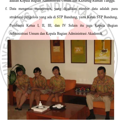 Gambar 3.4. Mewawancari mahasiswa dan mahasiswi STP Bali.  