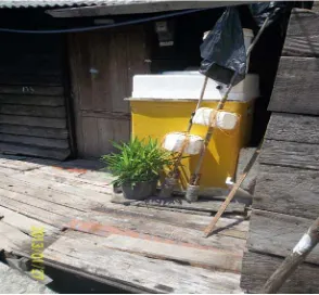 Gambar 1. Bucket latrine yang rusak akibat terbawa ombak 