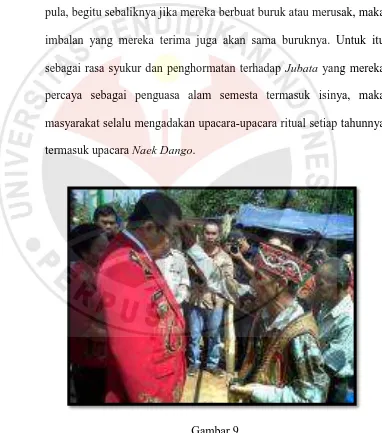 Gambar 9 Ritual penyambutan Gubernur Kalimantan Barat oleh Masyarakat 