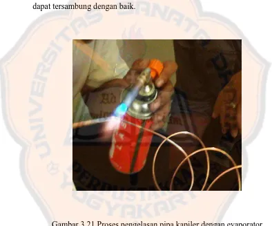 Gambar 3.21 Proses pengelasan pipa kapiler dengan evaporator 