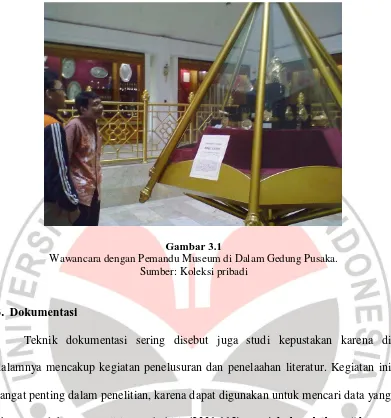 Gambar 3.1 Wawancara dengan Pemandu Museum di Dalam Gedung Pusaka. 