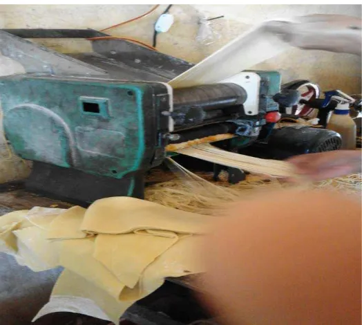 Gambar 4. Proses Pencetakan Mie Aceh dengan Menggunakan Mesin Ampia 