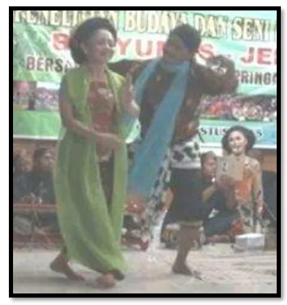 Gambar 16. Babak Badhutan  (Dok: Paguyuban seni langen budaya & SMKI Banyumas, 2011) 