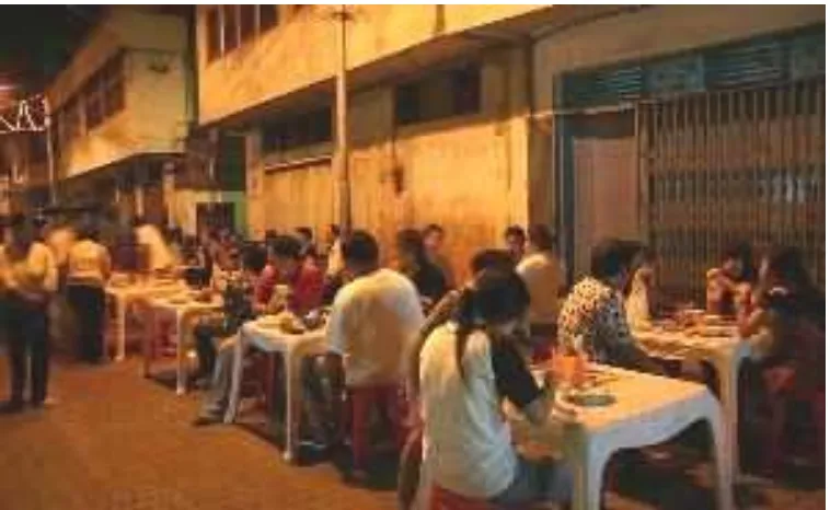 Gambar 6 Suasana santap malam di Pasar Semawis. 
