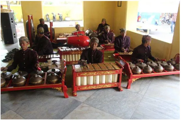 Gambar 12:Seperangkat Instrumen Pengiring TariMuwang Sangkal (Dok: DISPARBUD, 2015) 
