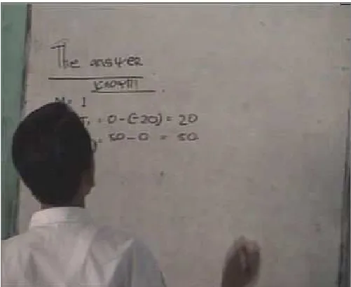 Figure 4.3. The teacher of Physics wrote the examples of the explanation  