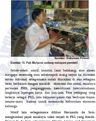 Gambar 15. Pak Mulyono sedang melayani pembeli 