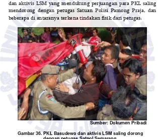 Gambar 36. PKL Basudewo dan aktivis LSM saling dorong 