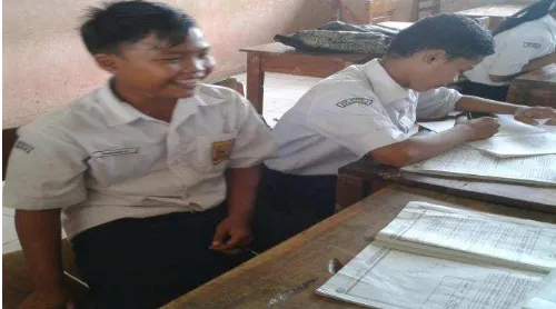 Gambar 2. Siswa mengobrol saat diminta mengerjakan tugas 