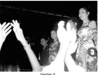 Pengunjung Gambar 6Centre StageBar bertepuk tangan diiringi hentakan musik mengiringi 