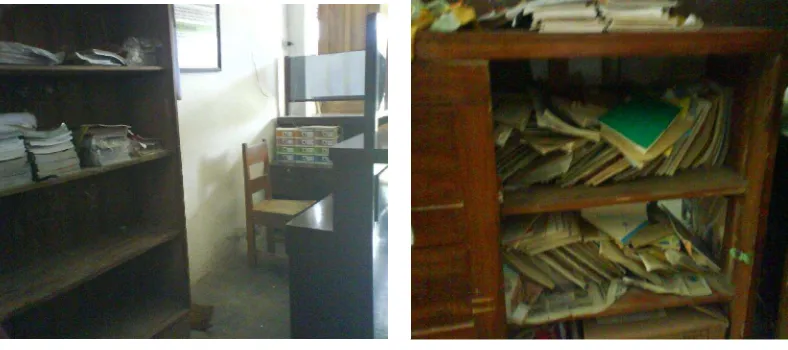 Gambar 1. Tempat baca di ruang perpustakaan: satu bangku dan tikar di tengah    