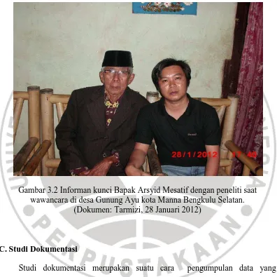 Gambar 3.2 Informan kunci Bapak Arsyid Mesatif dengan peneliti saat wawancara di desa Gunung Ayu kota Manna Bengkulu Selatan