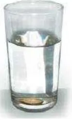 Gambar 2. Pensil terlihat patah dalam gelas berisi air. (Heri Sulistyanto, 2008:131)  