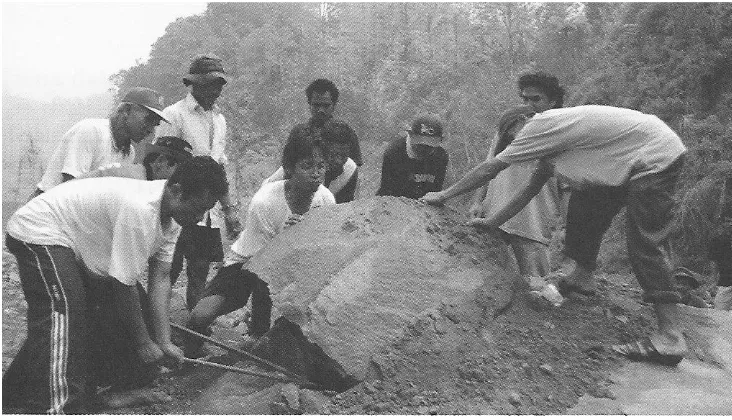 Gambar 4. Peserta ISL (pemerintah, LSM, dan masyarakat) bekerjasama mengangkat batu. Penyelenggaraan ISL juga harus didukung oleh tim yang mampu bekerjasama dan kompak 