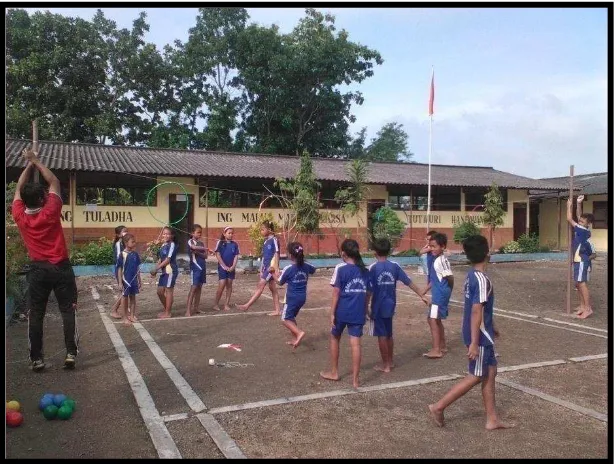 Gambar 15. siswa bersama guru mempersiapkan media pembelajaran 