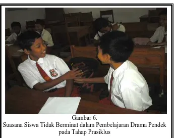 Gambar 6. Suasana Siswa Tidak Berminat dalam Pembelajaran Drama Pendek 