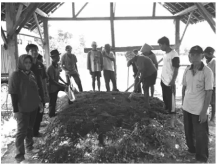 Gambar 2. Praktik Pembuatan Kompos dari Bahan Setempat yang DihadiriDekan Fakultas Pertanian UGM