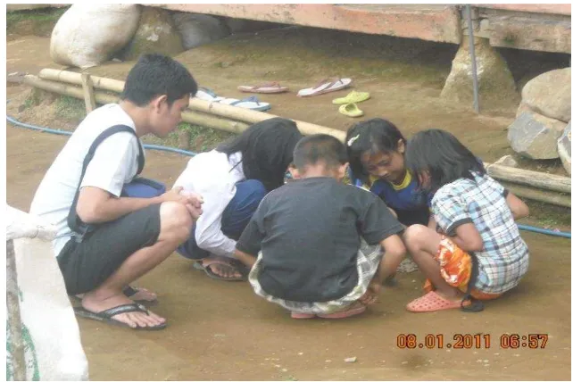 Gambar 3. Anak-anak yang sedang memainkan permainan tradisional. 