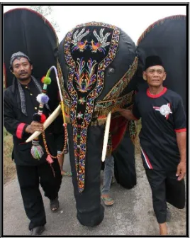 Gambar 5. Kesenian Gajah-gajahan. (Foto: Dwi Surya, 10 Agustus 2014) 