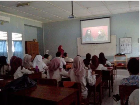 Figure III: The students pay attention to the video shown by the researcher 