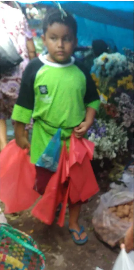 Gambar 7: Pekerja anak bernama Samuel sedang berkeliling menjual kantong plastik 