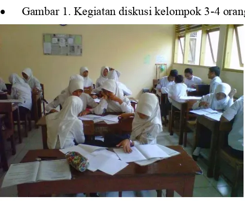 Gambar 1. Kegiatan diskusi kelompok 3-4 orang 