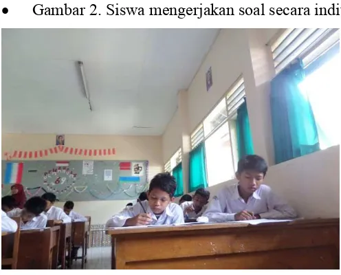 Gambar 2. Siswa mengerjakan soal secara individu 