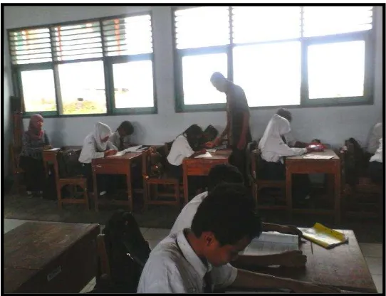Gambar X: Kegiatan belajar peserta didik kelas VII A  (Dokumentasi: Pawit Resmiyati, Kamis, 16 Januari 2014) 